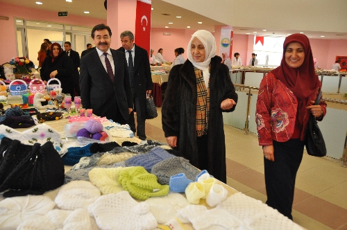 Hayırsever Melek İpek, Gölbaşı Belediyesi'nin Paylaşım Noktası'nı ziyaret etti