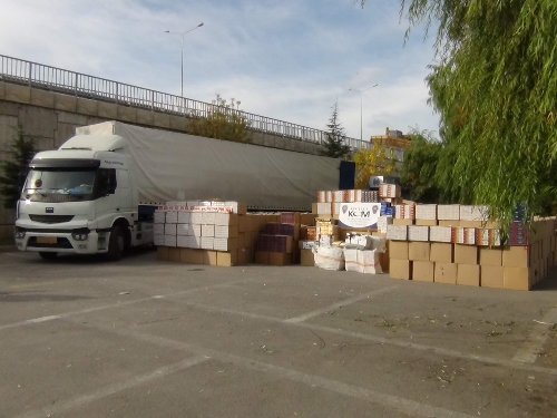 Hem kaçak sigara, hem de sigara bırakma cihazı satıyorlar