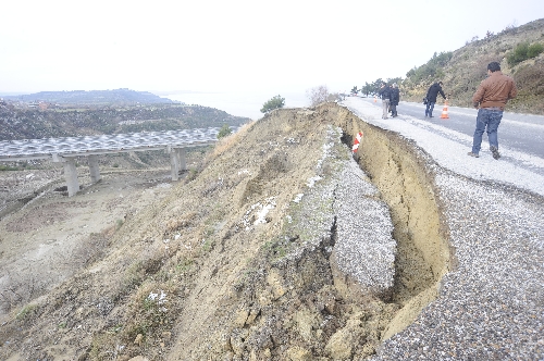 Heyelanın ortaya çıkardığı tarihî duvarı yine heyelan yıktı