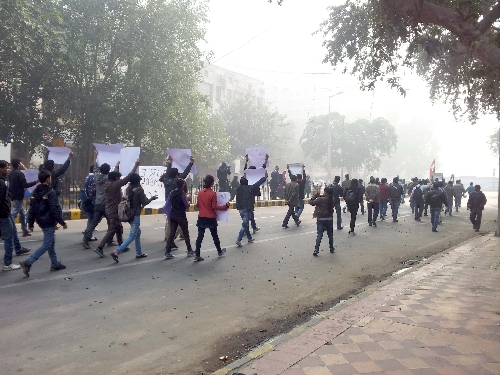Hindistan'daki protestolarında yaralanan polis öldü