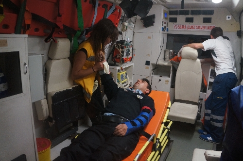 Hırsız kovalayan polis, merdivenlerden yuvarlanarak yaralandı