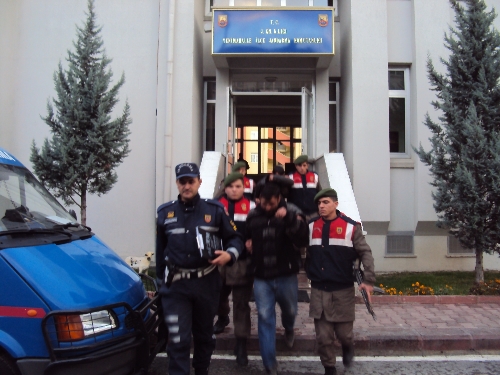 Hurdacı dükkanından çaldıkları malzemeleri başka hurdacıya satmaya kalkıştılar