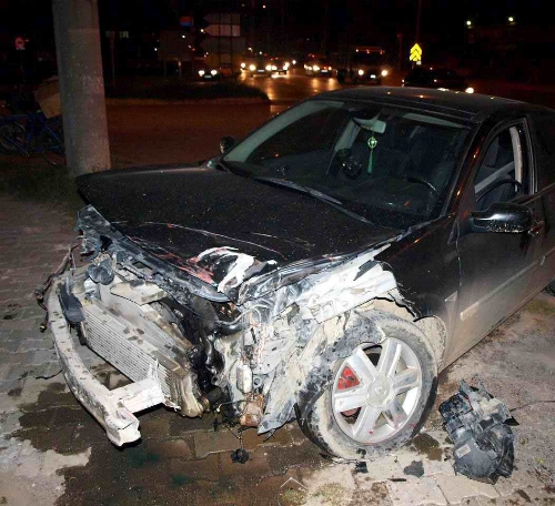 Hurdaya dönen otomobilden burnu kanamadan kurtuldu