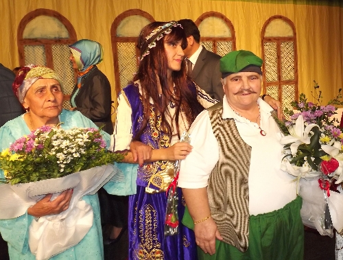 Huzurevi sakinlerinin sahnelediği oyun, ayakta alkışlandı