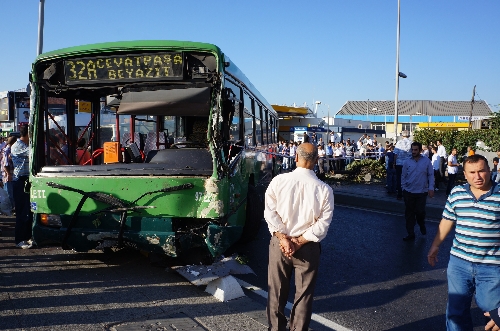 İETT otobüsü servis minibüslerine çarptı: 1 ölü, 12 yaralı