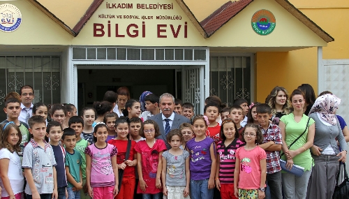 İlkadım Belediyesi bilgi evlerindeki kitapları yeniledi
