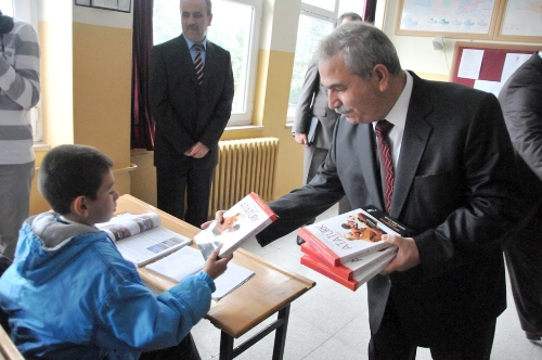 İlkadım Belediyesi, öğrencilere ücretsiz kitap dağıttı