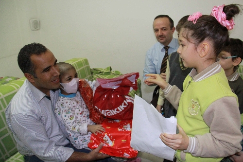 İlköğretim öğrencilerinden lösemi hastası Nisa'ya moral ziyareti