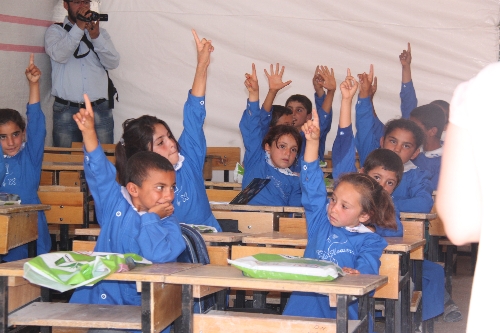 İlkokula dönüştürülen 'çadır okul'da öğrenciler ders başı yaptı