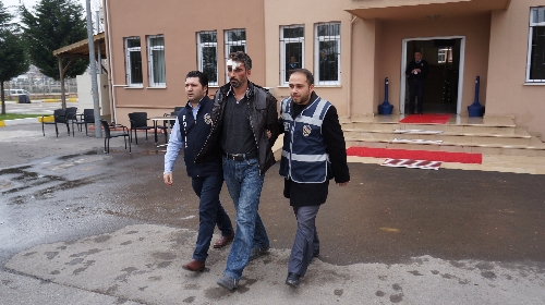 İmam nikahlı eşini bıçaklayan zanlıya linç girişimi