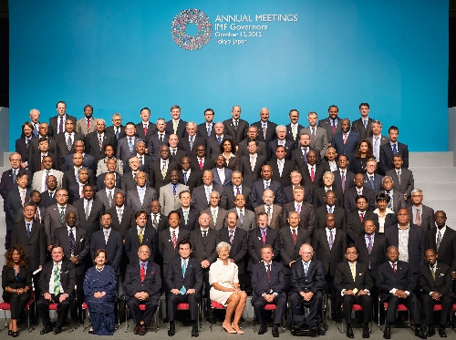 IMF toplantısına katılan yetkililer aile fotoğrafı çektirdi