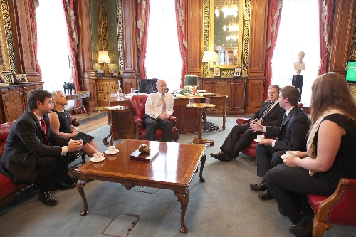 İngiltere Dışişleri Bakanı Twitter'da 100 bin takipçiye ulaştı