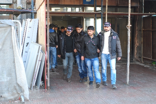 İnsan ticareti yapan çeteden göçmenlere ağır işkence