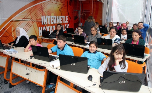 'İnternetle Hayat Kolay' eğitim TIR'ı İzmir Fuarı'nda