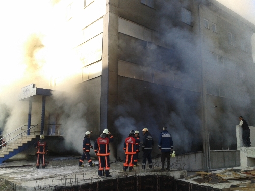 İplik fabrikası çıkan yangında kül oldu