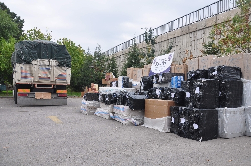 İpliklerin arasına saklanan kaçak sigaralar polise takıldı