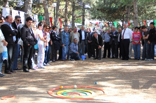 Iraklı gazeteci El Zeydi'nin Bush'a ayakkabı fırlatması Ankara'da oyun oldu