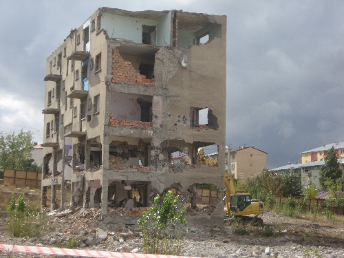 İş makinesinin küçük bir dokunmasıyla 5 katlı bina çöktü