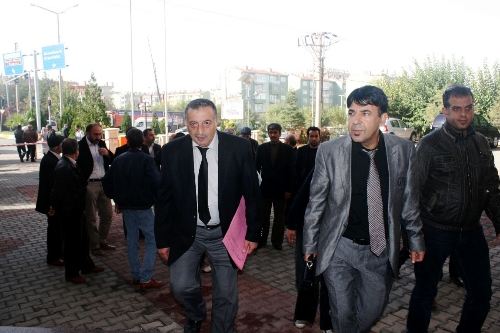İşçiler belediye başkanının makam koltuğunu haczettirdi
