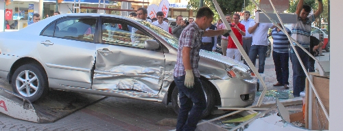 Işık ihlali yapan otomobil telefon bayiine girdi