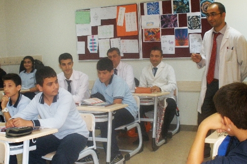 Işık Koleji'nde öğretmenler zümre öğretmenin dersini dinliyor