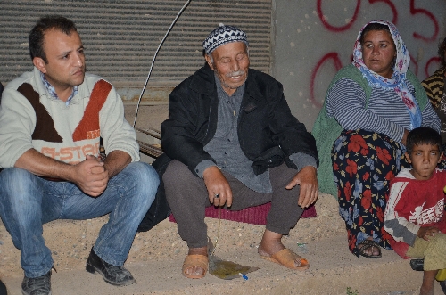 Isınmak için balkona yaktığı ateşin içine düşerek hayatını kaybetti