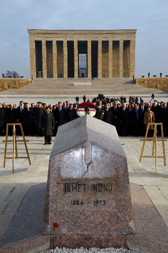 İsmet İnönü, ölümünün 39'uncu yılında Anıtkabir'deki kabri başında anıldı