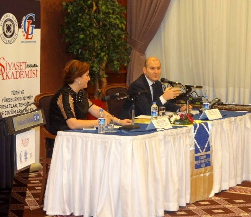 İstanbul Aydın Üniversitesi'nden gençlere siyaset dersi