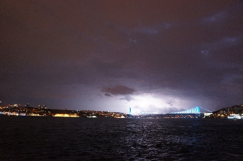 İstanbul gece çakan şimşeklerle aydınlandı