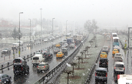 İstanbul'da beklenen yoğun kar yağışı başladı