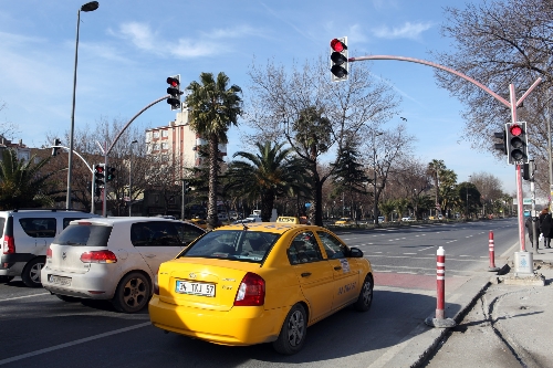 İstanbul'da trafik ışıklarının direkleri de uyaracak