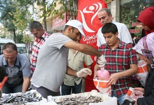 İstanbullu balıkçının hamsi bereketi vatandaşa yaradı (Özel)