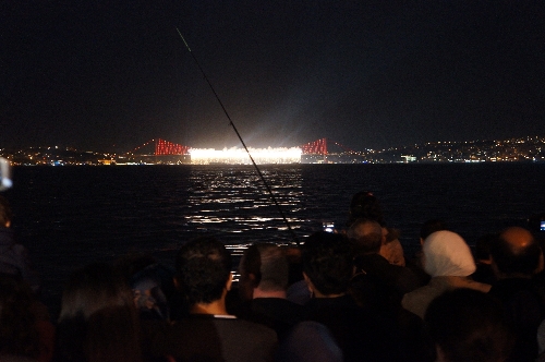 İstanbullular, görsel şölene engel olan vapurları yuhaladı (Özel)