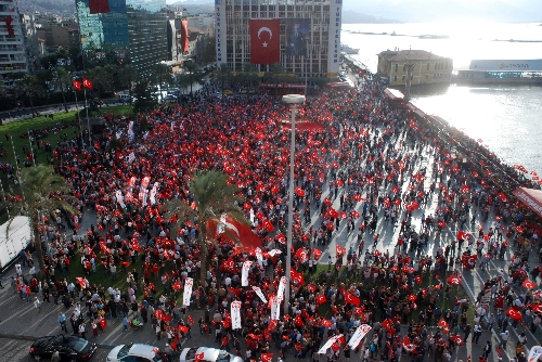 İzmir'de alternatif Cumhuriyet Bayramı kutlaması düzenlendi