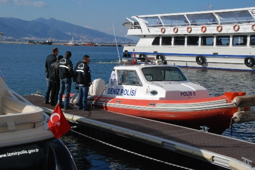 İzmir'de denizde bir erkek cesedi bulundu