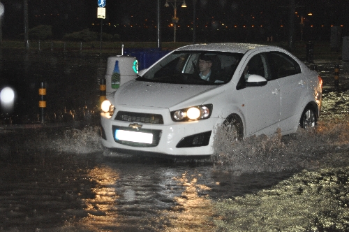 İzmir'de etkili olan yağış 1. Kordon'u nehre çevirdi