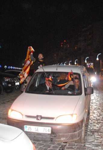 İzmir'de Galatasaray taraftarları galibiyeti kutladı