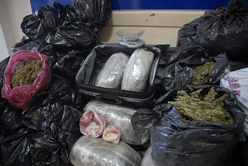 İzmir'de yaklaşık 270 kilo esrar ele geçirildi