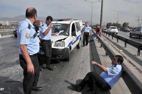 İzmir'de zincirleme kaza : 3'ü polis 7 yaralı