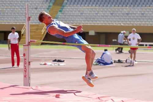 İzmir'deki 22. Balkan Veterenlar Atletizm Pist Şampiyonası devam ediyor