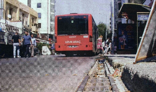 İzmir'in merkezinde aynı fotoğraf bir yıl arayla yeniden çekildi