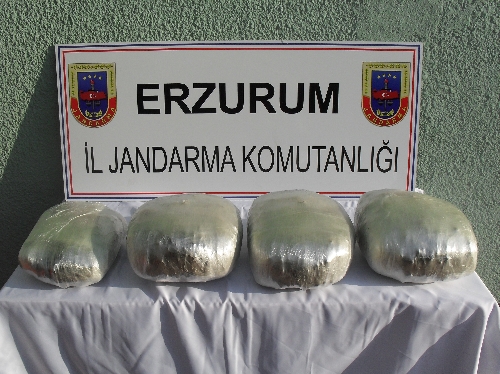 Jandarma Erzurum'da 10 kilogram esrar ele geçirdi