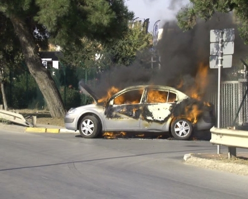 Kadın öğretmenin otomobili alev alev yandı