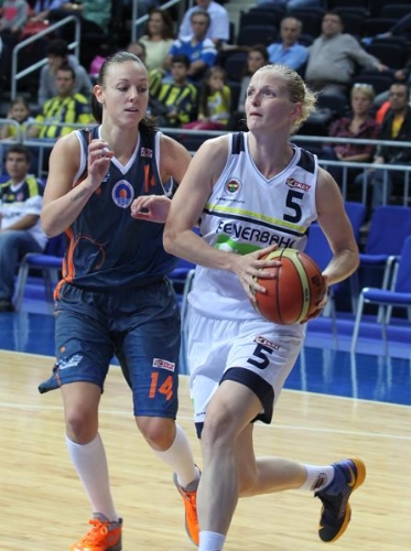 Kadınlar Basketbolda Fenerbahçe, Mersin Büyükşehir Belediyesi'ni 77-54 yendi