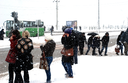 Kar yağışı, üniversite öğrencilerine zor anlar yaşattı