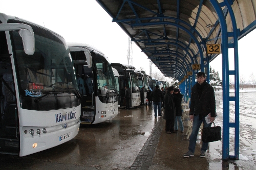 Kar yolları kapattı, otobüs seferleri 3'den 1'e düştü