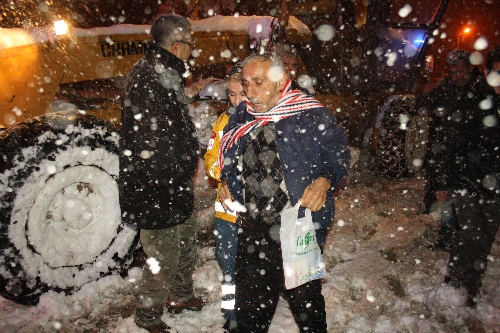 Kar yolu kapadı, hasta greyderle taşındı