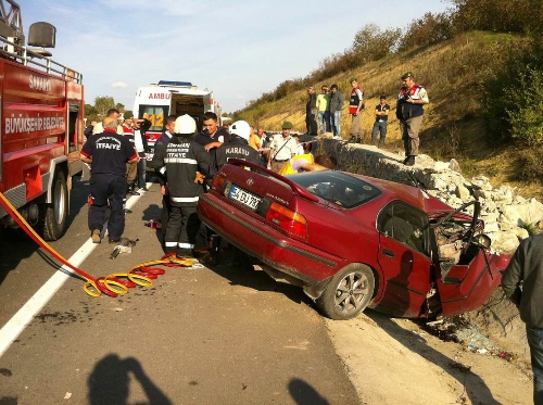 Karasu'da bir kişi araç içinde sıkışarak can verdi