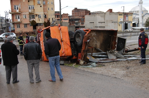 Karayolu aracı kaza yaptı, 3 işçi yaralandı