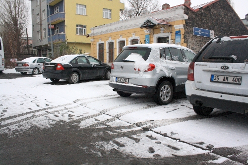 Kars'a mevsimin ilk karı düştü
